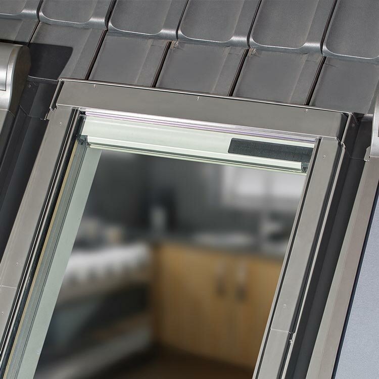 FAKRO elektrisch verduisterend rolgordijn voor dakraam